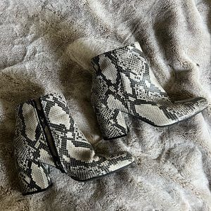 Snake print size 10 shoes